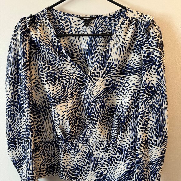 Express - Printed Puffed Shoulder Cropped Blouse - Picture 1 of 3